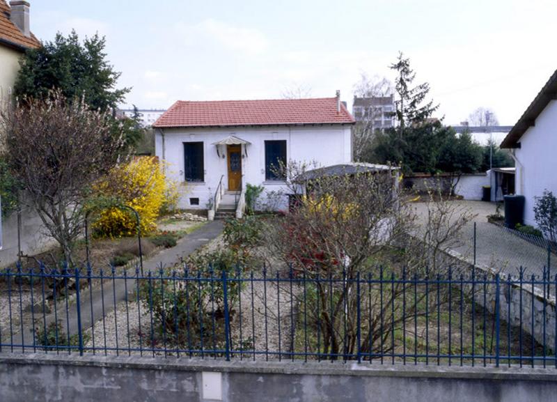 Vue d'ensemble de la maisonnette.