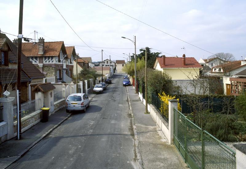 Vue générale de la rue de l'Avenir, dans le lotissement du Village Parisien.