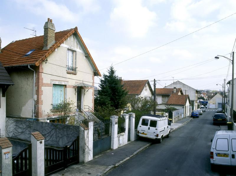 Vue de la rue de Voltaire dans le lotissement du Village Parisien.