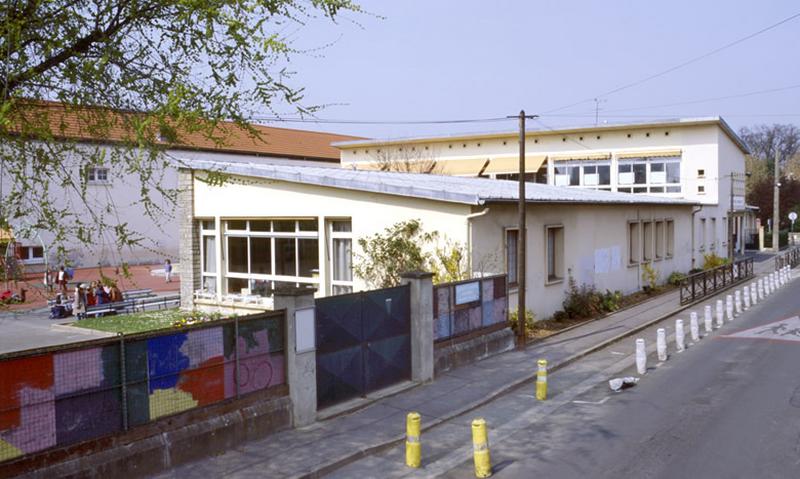 Vue depuis la rue de l'école maternelle Romain-Rolland de Coeuilly, construite en 1960.