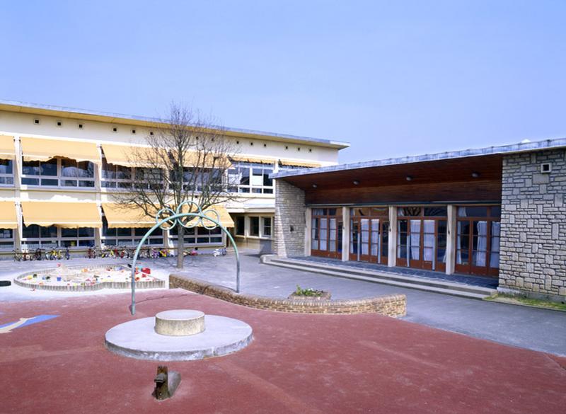 Vue depuis la cour de l'école maternelle Romain-Rolland de Coeuilly, construite en 1960.