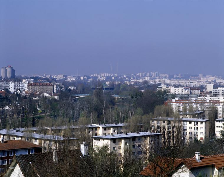 Le coteau méridional de Champigny, au loin l'ancien village et le pont.