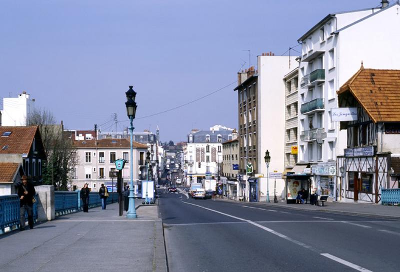 Débouché du pont de Champigny, au début de la rue Albert-Thomas.