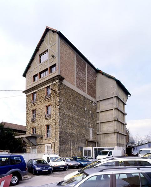 Vue d'ensemble du bâtiment principal.