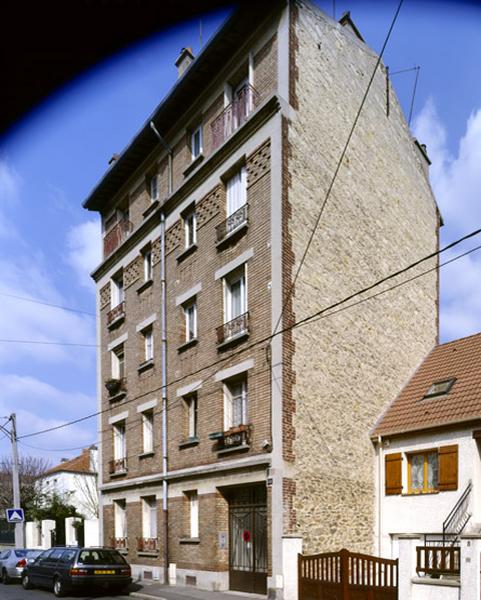 Vue d'ensemble de l'immeuble signé de l'architecte campinois et de l'entrepreneur installé à Champigny.