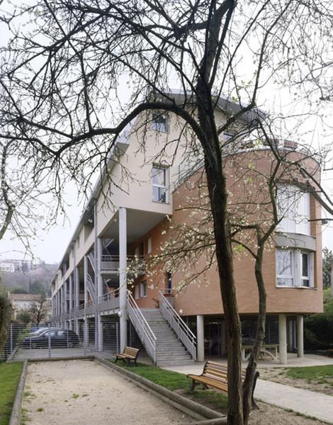 Vue générale depuis le chemin de contre-halage le long de la Marne.