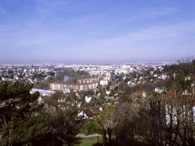 Vue depuis les combles du musée de la Résistance du coteau méridional de Champigny et de la plaine jusqu'à Joinville.