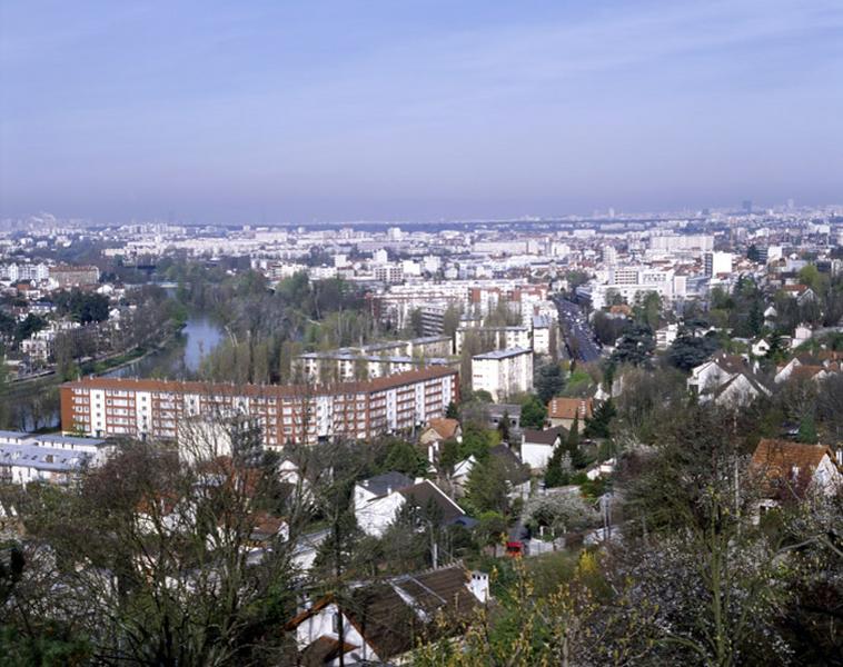 Vue depuis les combles du musée de la Résistance du coteau méridional de Champigny et de la plaine jusqu'à Joinville ; à gauche, la Marne.