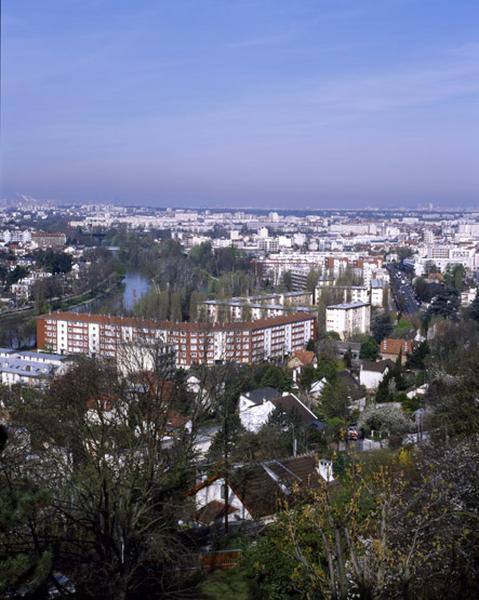 Vue depuis les combles du musée de la Résistance du coteau méridional de Champigny et de la plaine jusqu'à Joinville ; à gauche, la Marne.