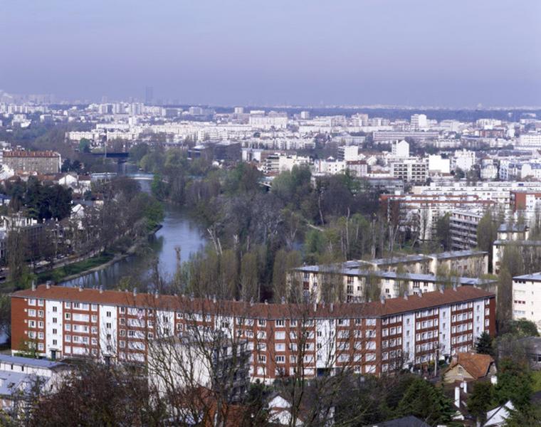 Vue depuis les combles du musée de la Résistance du coteau méridional de Champigny, au premier plan, un ensemble de logements sociaux de l'après guerre..