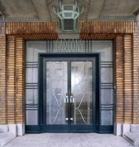 Détail du porche d'entrée de l'ancienne école des garçons du groupe scolaire Albert-Thomas.