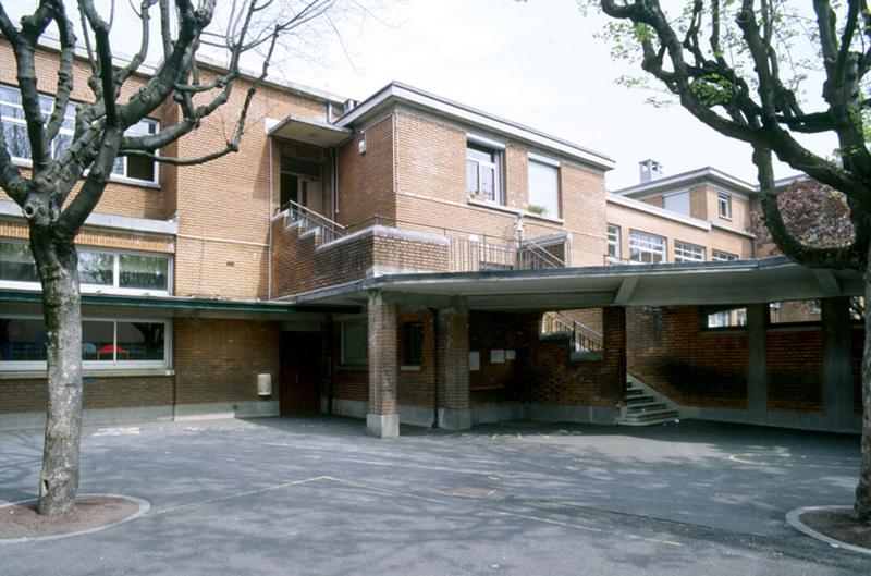 Cour et circulation couverte du groupe scolaire Albert-Thomas.