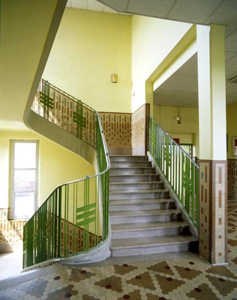 Détail d'un l'escalier du groupe scolaire Albert-Thomas et de sa balustrade métallique au décor art déco.