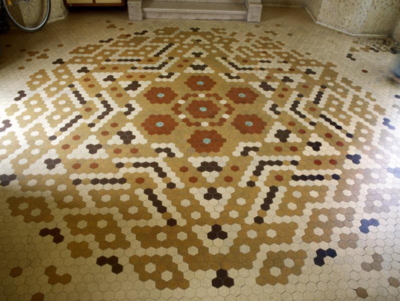 Détail du motif géométrique en carrelage au sol, dans un hall de l'école Albert-Thomas.