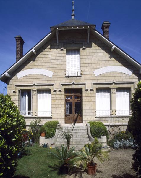 Vue d'ensemble de la maison aux décors néo gothiques.