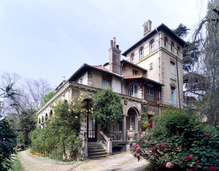 Vue rapprochée de la villa construite sur le coteau méridional au milieu des années 1880.