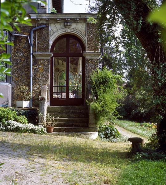 Villa construite sur le coteau méridional au milieu des années 1880 ; détail de l'accès à la galerie.