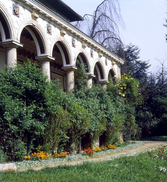 Villa construite sur le coteau méridional au milieu des années 1880 ; vue d'ensemble de à la galerie.