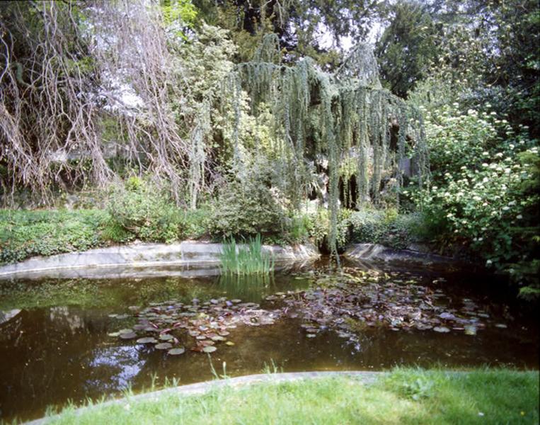 Bassin dans le parc de la villa construite sur le coteau méridional au milieu des années 1880.