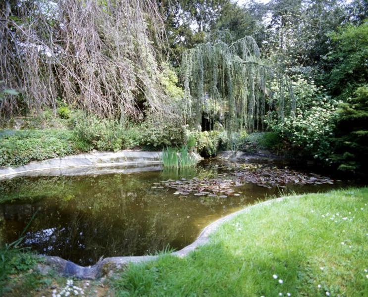 Autre vue du bassin dans le parc de la villa construite sur le coteau méridional au milieu des années 1880.