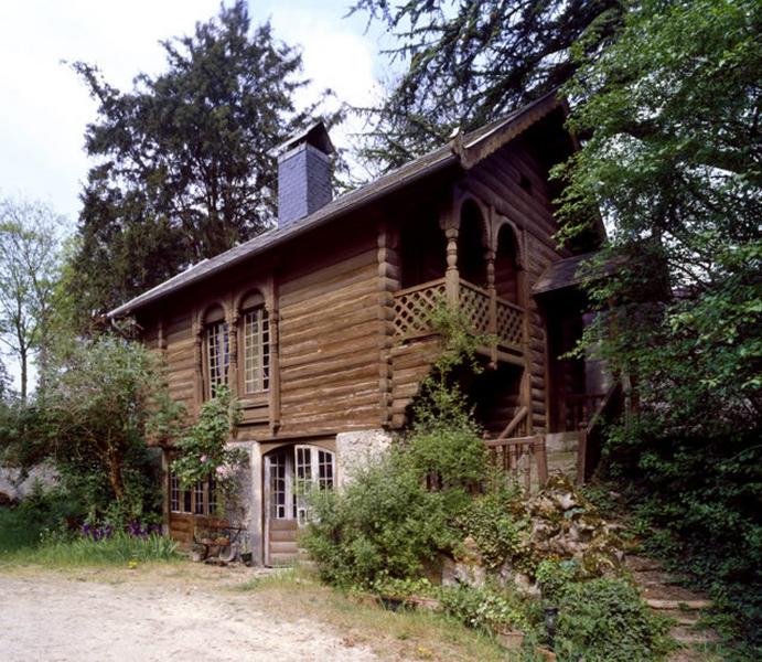 Pavillon scandinave provenant de l'exposition universelle de 1889 remonté dans le parc de la villa construite sur le coteau méridional au milieu des années 1880 par l'architecte Jean-Marie Boussard.