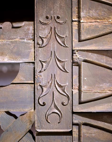 Décor géométrique sur une pièce de bois du pavillon scandinave provenant de l'exposition universelle de 1889 remonté dans le parc de la villa.