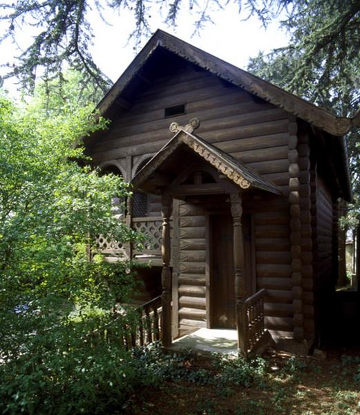 Entrée et son auvent du pavillon scandinave provenant de l'exposition universelle de 1889 remonté dans le parc de la villa.
