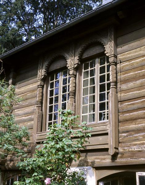 Détail des pièces de bois sculptées des baies du pavillon scandinave provenant de l'exposition universelle de 1889 remonté dans le parc de la villa.