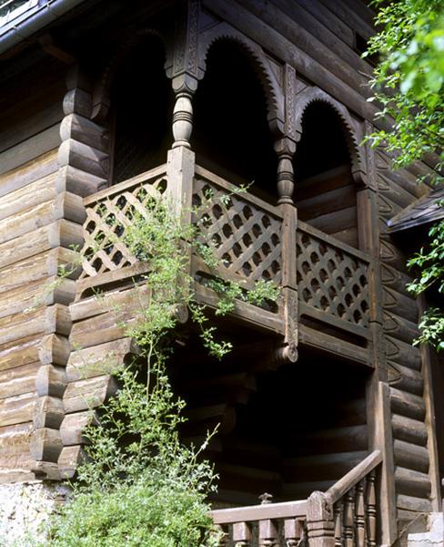 Détail du balcon du pavillon scandinave provenant de l'exposition universelle de 1889 remonté dans le parc de la villa.