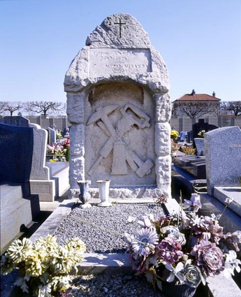 Vue de la tombe de César Susanna, inhumé en 1936, ornée d'outils de mineurs (lampe tempête, marteau piqueur, pioche).