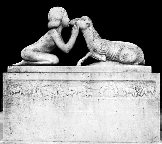 Groupe sculpté : Petite fille et l'agneau. Vue d'ensemble de la sculpture. Le groupe est placé dans la cour de l'ancienne propriété de la poétesse Juliette de Wils, donnée à la ville et transformé en centre municipal de santé.