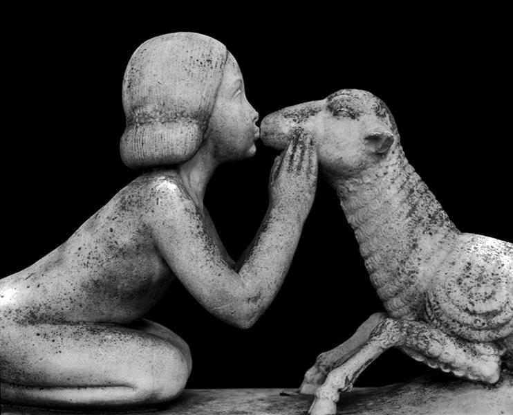 Détail de la sculpture La petite fille et l'agneau. Le groupe est placé dans la cour de l'ancienne propriété de la poétesse Juliette de Wils, donnée à la ville et transformée en centre municipal de santé.