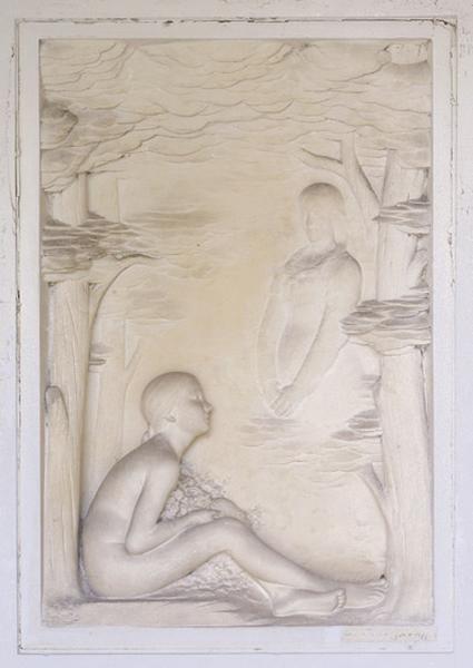 Vue de l'ensemble du bas-relief La poésie sous les traits de Juliette de Wils apparait à la jeunesse. Il est placé dans la cour de l'ancienne propriété de la poétesse Juliette de Wils, donnée à la ville et transformée en centre municipal de santé.