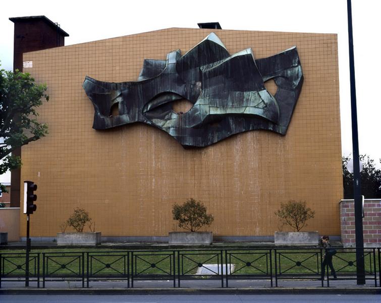 Vue d'ensemble du bas-relief en cuivre 'Formes mathématiques' commandé dans le cadre du 1% en 1967.
