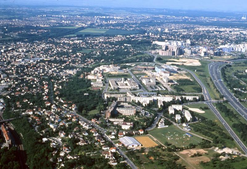 Vue aérienne du plateau ; au centre les locaux de l'INA (Institut National de l'Audiovisuel) et de la SFP (Société Française de Production).