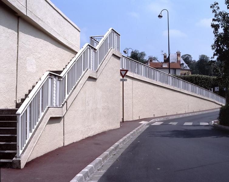 Détail des éléments du garde-corps d'origine du pont en béton construit en 1935-38.
