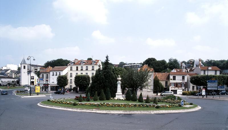 Vue resserrée sur le rond-point à l'entrée du village en venant du pont de Bry sur la Marne.