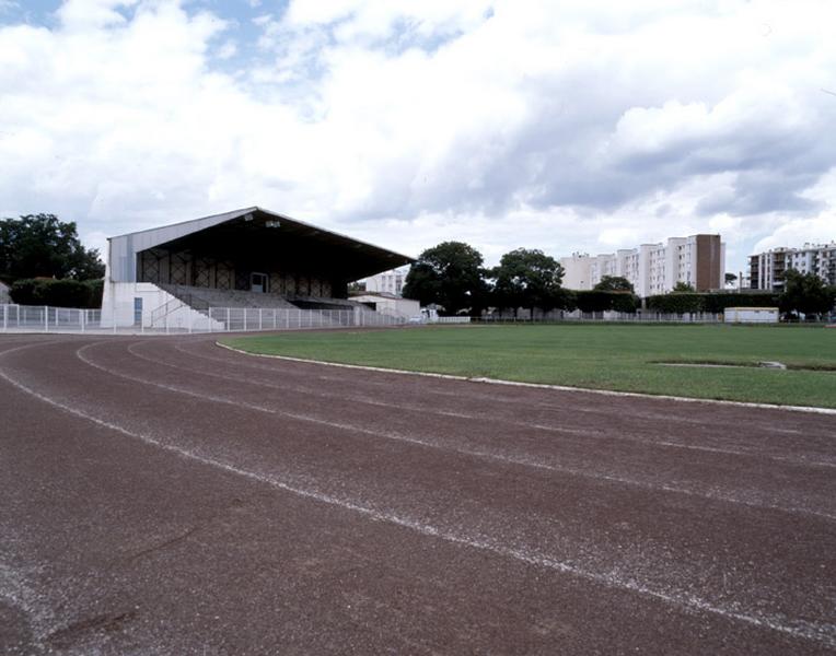 Vue d'ensemble du stade René-Rousseau, construit en 1953. Au second plan, les tribunes construites dix ans plus tard par Julien Heulot.