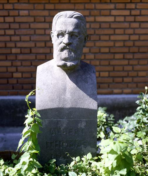 Buste d'Albert-Thomas, placé devant l'école du même nom, réalisé par le sculpteur campinois, en 1935.