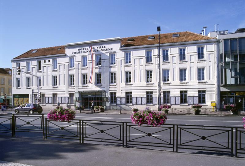 Vue générale de l'actuelle mairie, située juste en vis-à-vis de l'ancienne mairie qui accueille aujourd'hui les services techniques. A droite on distingue l'extension récente de Chemetov.
