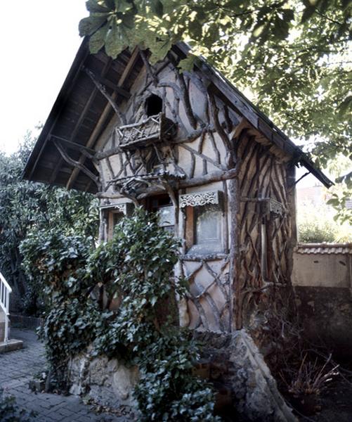 Petit kiosque dans le goût rustique entièrement en bois et en torchis.