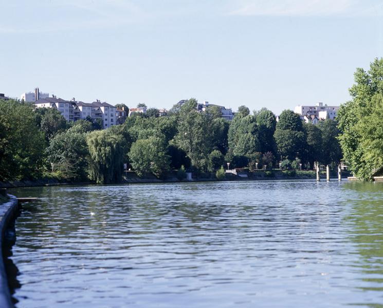 Vue des résidences construites sur le coteau, depuis le pont de Bry sur la Marne.