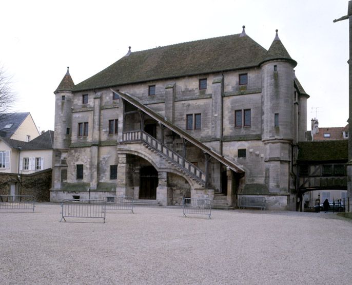 La façade occidentale, vers la cour de l'ancien évêché, vue depuis le sud-ouest.