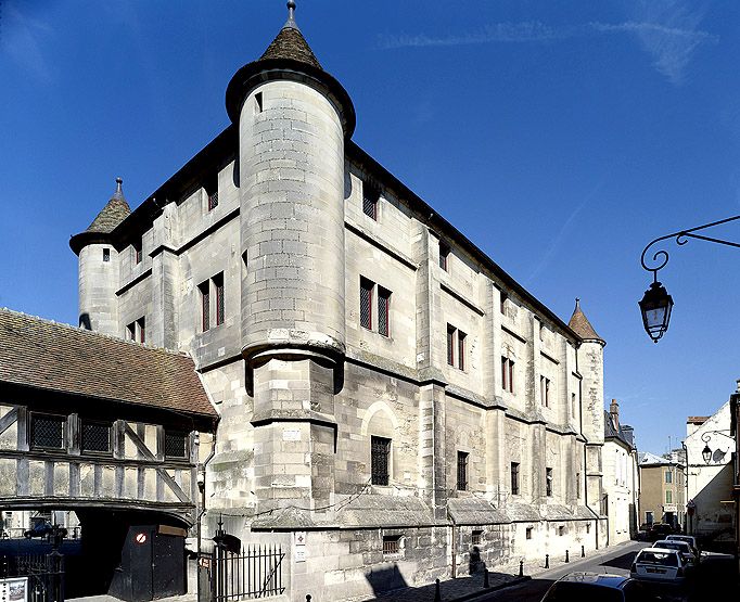 La façade orientale, sur la rue Notre-Dame.