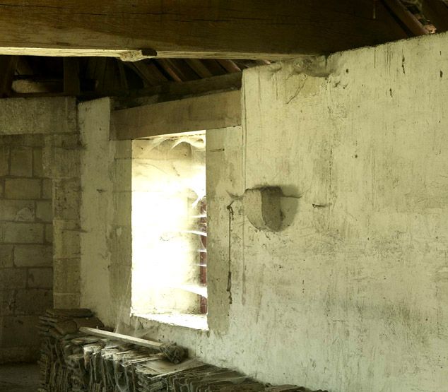 Corbeau dans le mur de l'étage de comble.