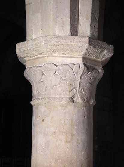 Niveau du rez-de-chaussée (aujourd'hui chapelle d'hiver) : autre chapiteau à décor végétal, sur le premier pilier au nord de l'entrée.