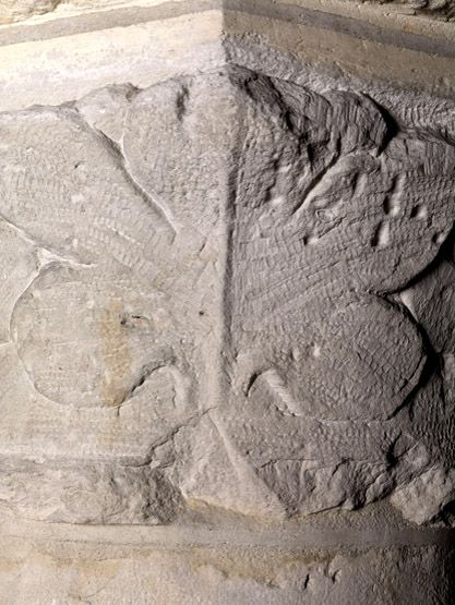 Détail du cliché 20087701023NUC4A: traces de gradine sur le chapiteau sculpté.