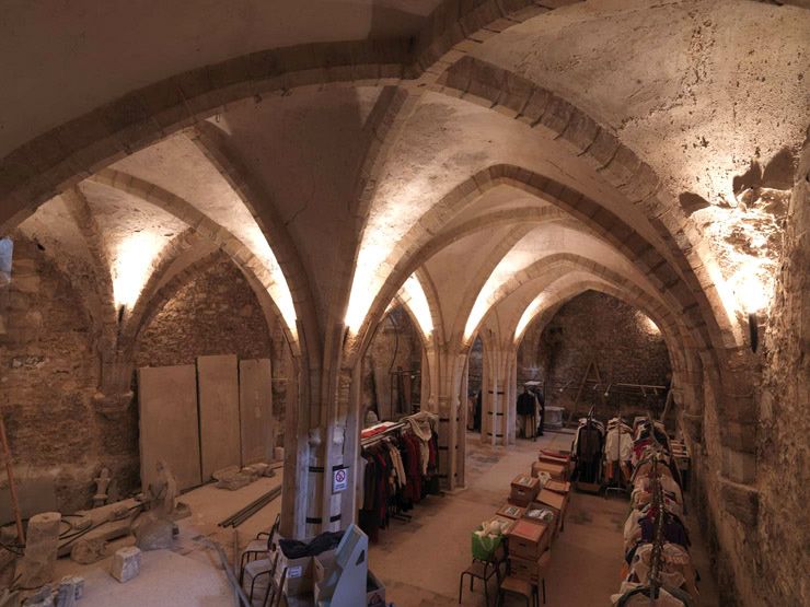 La salle voûtée du sous-sol : vue d'ensemble, depuis l'escalier d'accès.