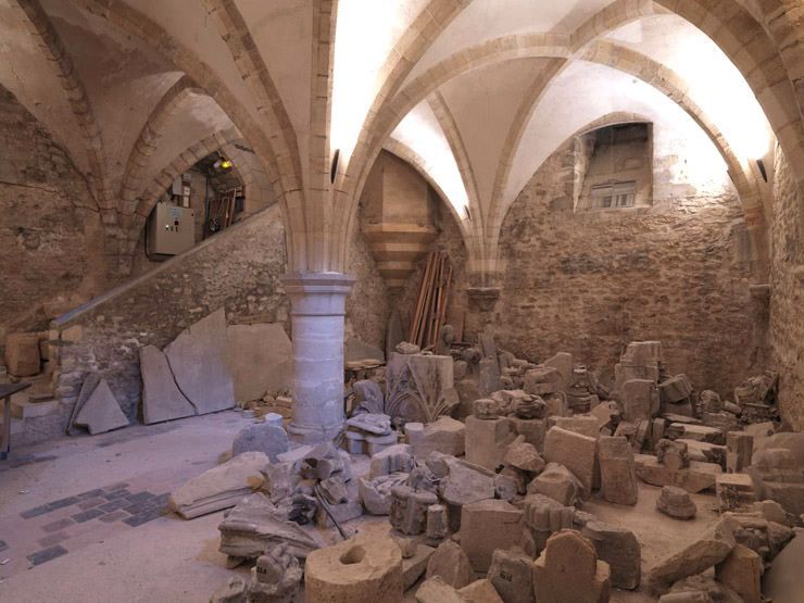 La salle voûtée du sous-sol : partie sud, avec l'escalier d'accès au fond.