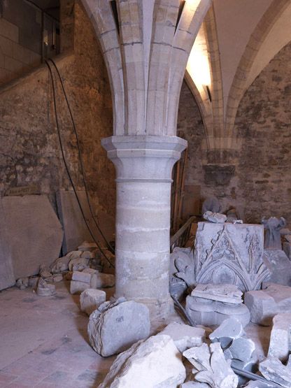La salle voûtée du sous-sol : vue d'une colonne centrale.